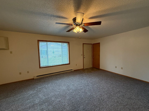 325 Twin Oak Dr, Unit 1 in Altoona, WI - Building Photo - Building Photo