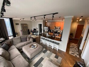 210 S Desplaines St, Unit 2211 in Chicago, IL - Building Photo - Building Photo