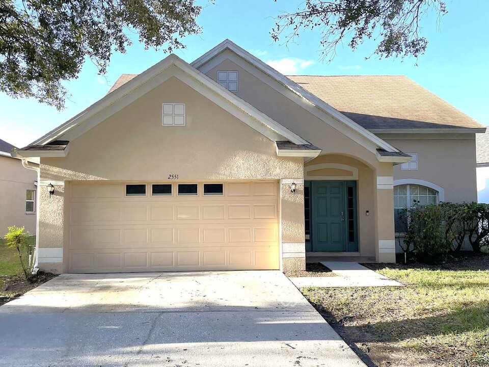 2551 Butterfly Landing Dr in Land O Lakes, FL - Foto de edificio