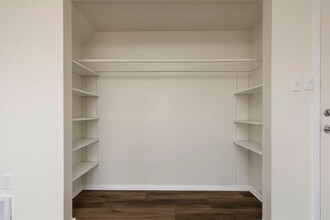 9308 Aylesbury Dr in Louisville, KY - Building Photo - Building Photo