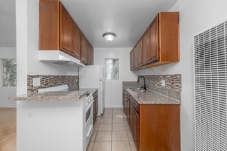 1216 N Las Palmas Ave in Los Angeles, CA - Foto de edificio - Interior Photo