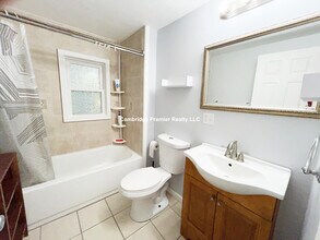 40 Plymouth St, Unit 2 in Cambridge, MA - Foto de edificio - Building Photo