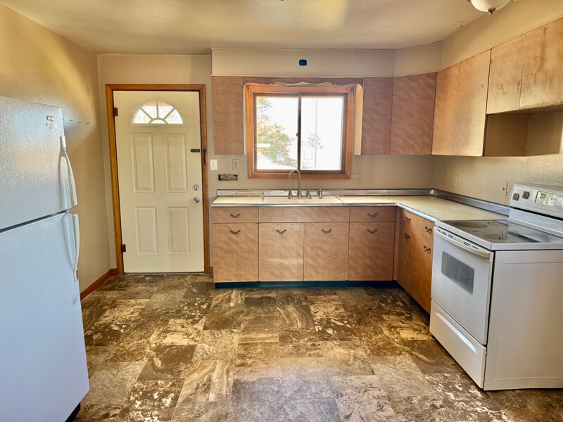 302 W 7th St in McCook, NE - Building Photo