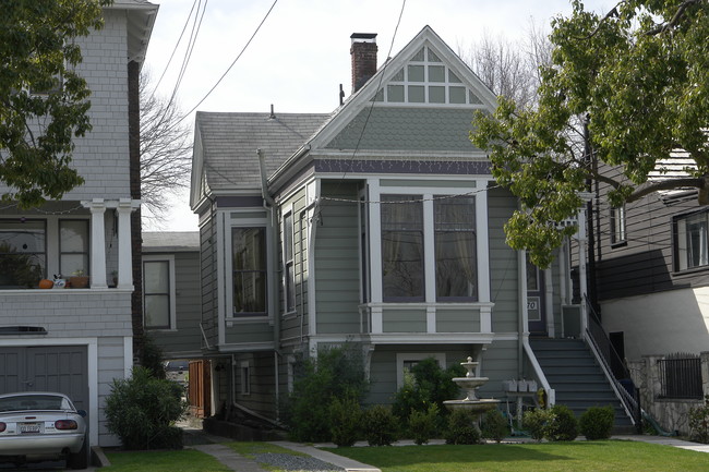 1570 Lincoln Ave in Alameda, CA - Foto de edificio - Building Photo