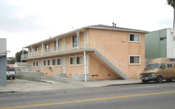 8414 S Western Ave in Los Angeles, CA - Foto de edificio