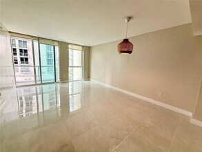 253 NE 2nd St, Unit 1504 in Miami, FL - Foto de edificio - Building Photo