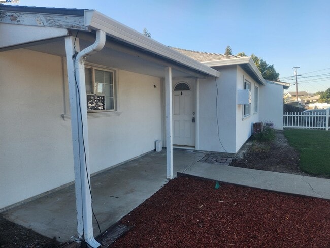 323 Adelle St in Livermore, CA - Building Photo - Building Photo