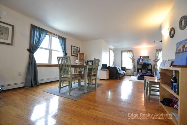 66 Brooks St, Unit 3 in Boston, MA - Foto de edificio - Building Photo