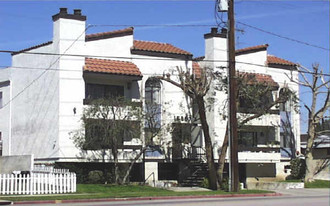 15857 Victory Blvd Apartments