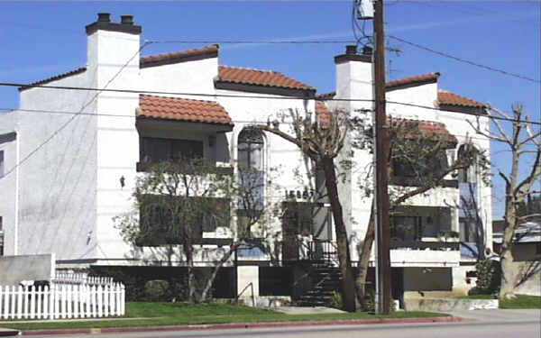 15857 Victory Blvd in Van Nuys, CA - Building Photo