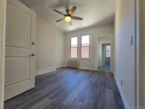 31-17 43rd St in Queens, NY - Building Photo - Building Photo