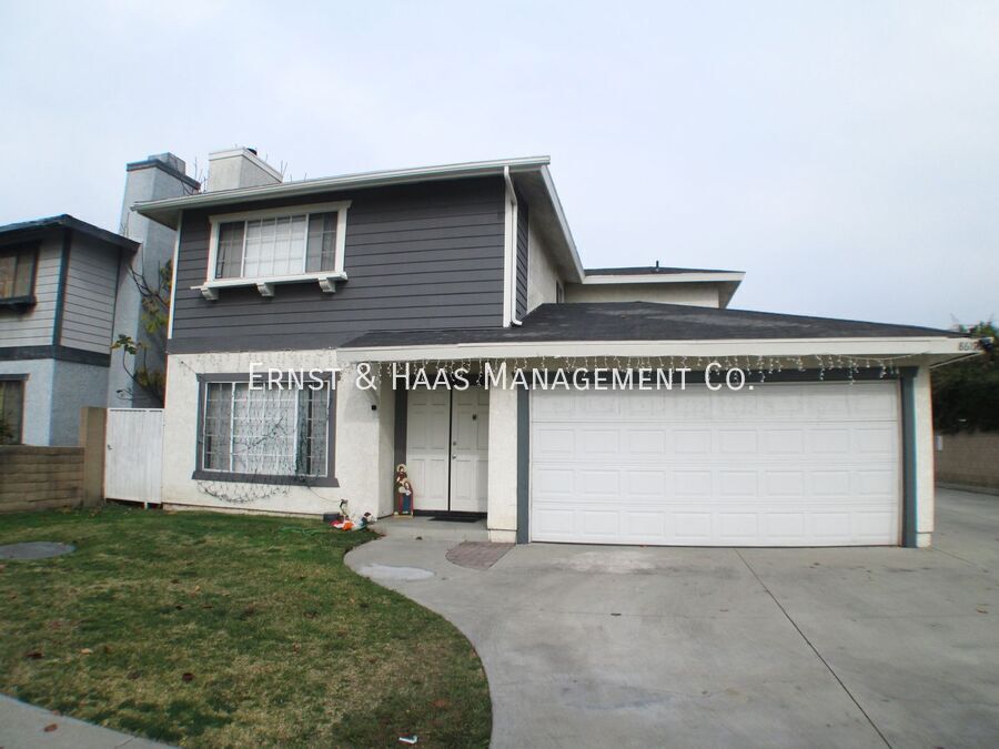 8625 1/2 Cedar St in Bellflower, CA - Foto de edificio