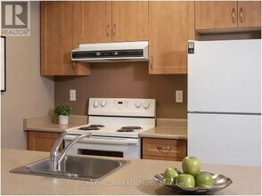 5191 Dundas St W in Toronto, ON - Building Photo - Building Photo