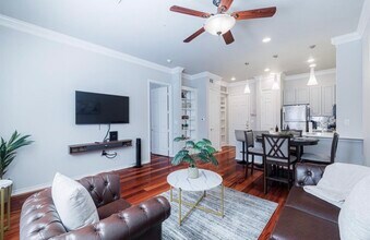 2400 McCue Rd, Unit Apt 112 in Houston, TX - Building Photo - Building Photo