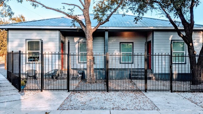 919 Hendricks Ave, Unit A in Laredo, TX - Building Photo - Building Photo