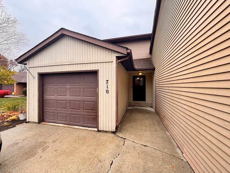 710 S Shore Ct in Columbia City, IN - Foto de edificio