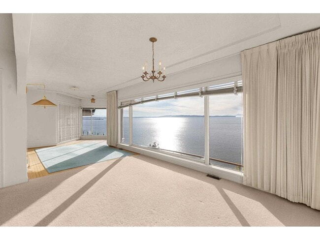 14458 Marine Dr in White Rock, BC - Building Photo - Building Photo