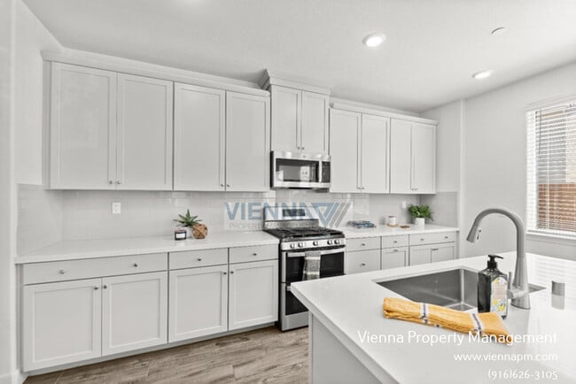 6000 Waddington Wy in Roseville, CA - Building Photo - Building Photo