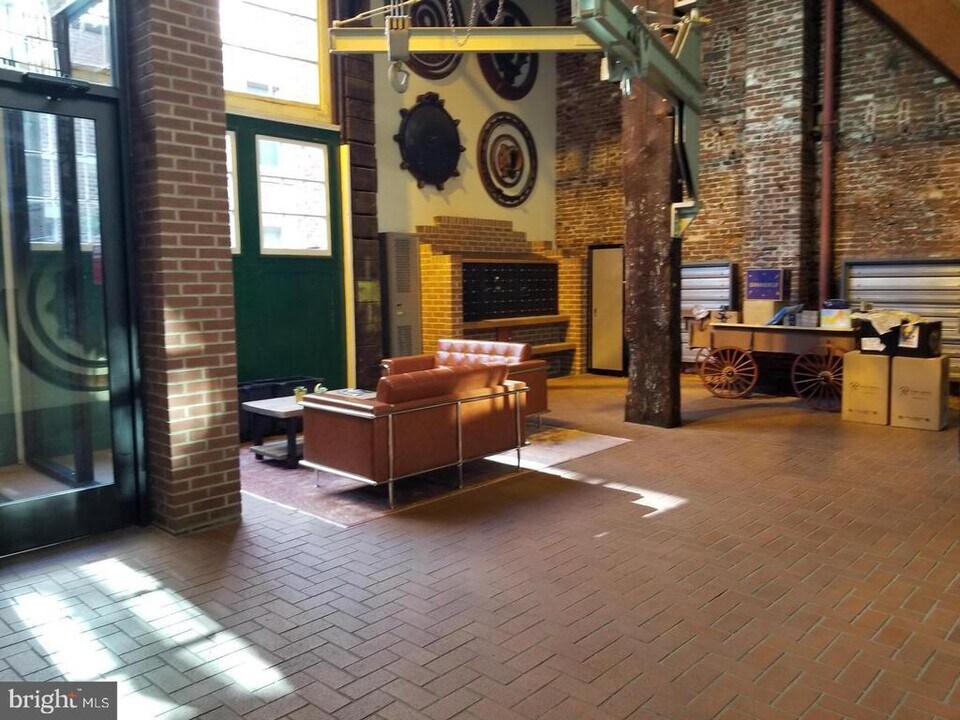 130 N Bread St in Philadelphia, PA - Building Photo