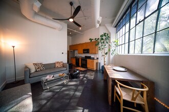 2220 Canton St, Unit 110 in Dallas, TX - Foto de edificio - Building Photo