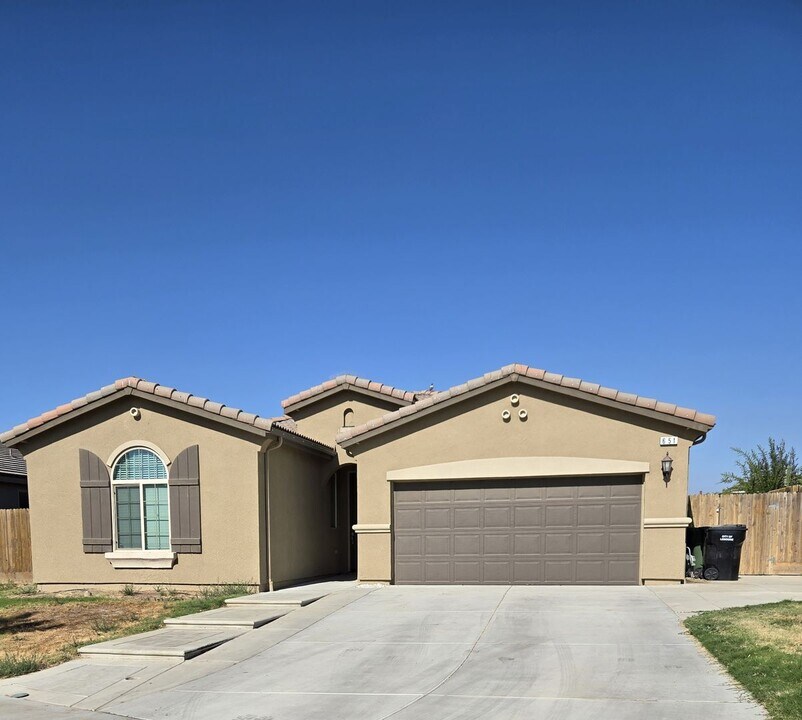 651 Daphne Ln in Lemoore, CA - Building Photo