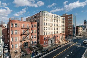 881 Massachusetts Ave in Cambridge, MA - Foto de edificio - Building Photo