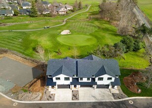111 Golf View Dr in Eagle Point, OR - Building Photo - Building Photo