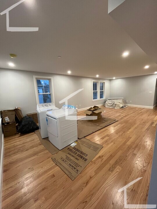 21 Shepard St, Unit 1 in Boston, MA - Foto de edificio