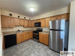 1338 Fernwood Ct in New Brunswick, NJ - Building Photo - Building Photo
