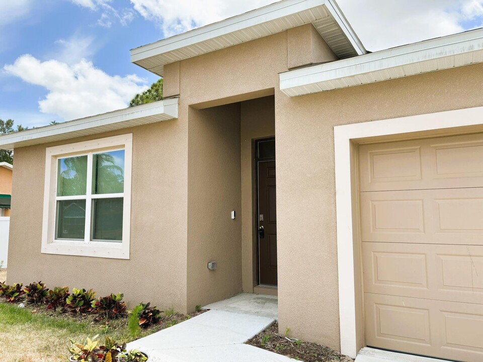 684 NW Tremont Ave in Port St. Lucie, FL - Foto de edificio