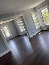 132 Meadow St, Unit 2 in Pawtucket, RI - Foto de edificio - Building Photo