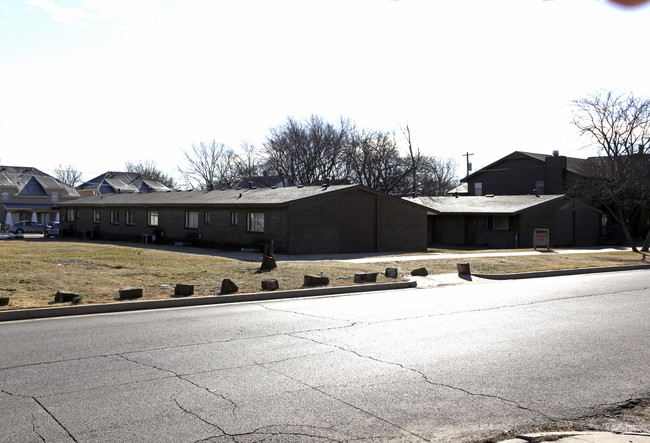 Redbud Apartments in Bartlesville, OK - Foto de edificio - Building Photo