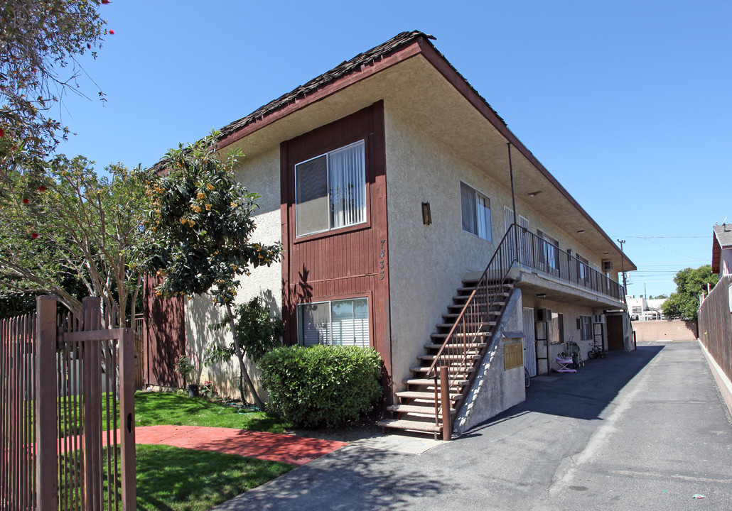 7433 Eton Ave in Canoga Park, CA - Building Photo