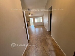 8833 W Vogel Ave in Peoria, AZ - Foto de edificio - Building Photo