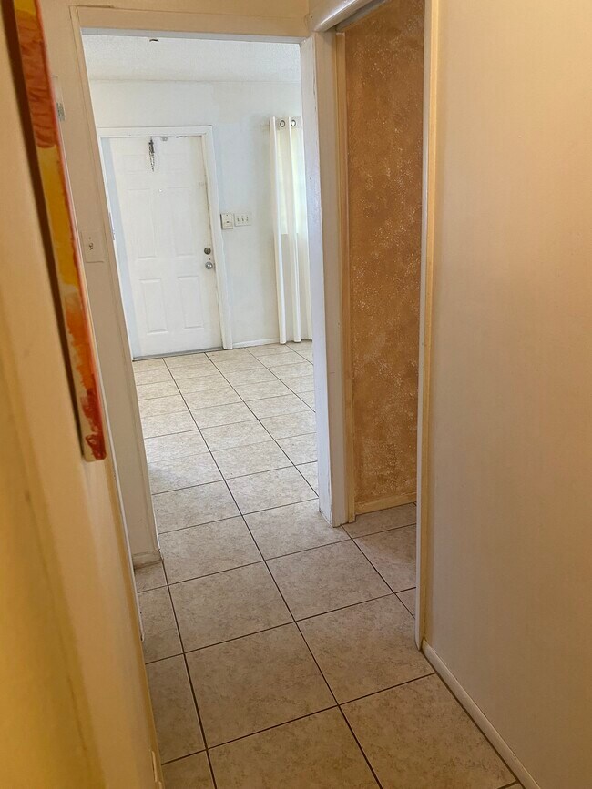 12205 Genoa Dr, Unit 4 in North Port, FL - Foto de edificio - Building Photo