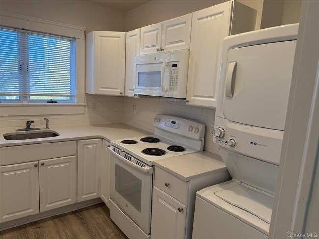 593 Main St in Islip, NY - Building Photo - Building Photo