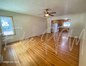 422 S Hackett Rd in Waterloo, IA - Building Photo - Building Photo