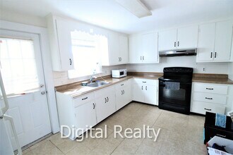 144 School St in Waltham, MA - Foto de edificio - Building Photo