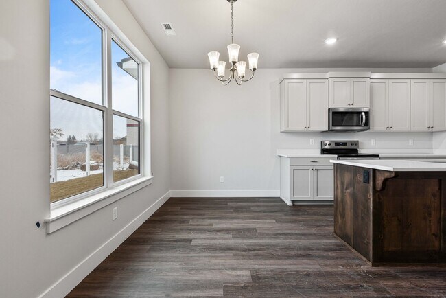 635 Hollow Dr in Ammon, ID - Building Photo - Building Photo