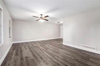 5700 Tracy Dr SE in Mableton, GA - Foto de edificio - Building Photo