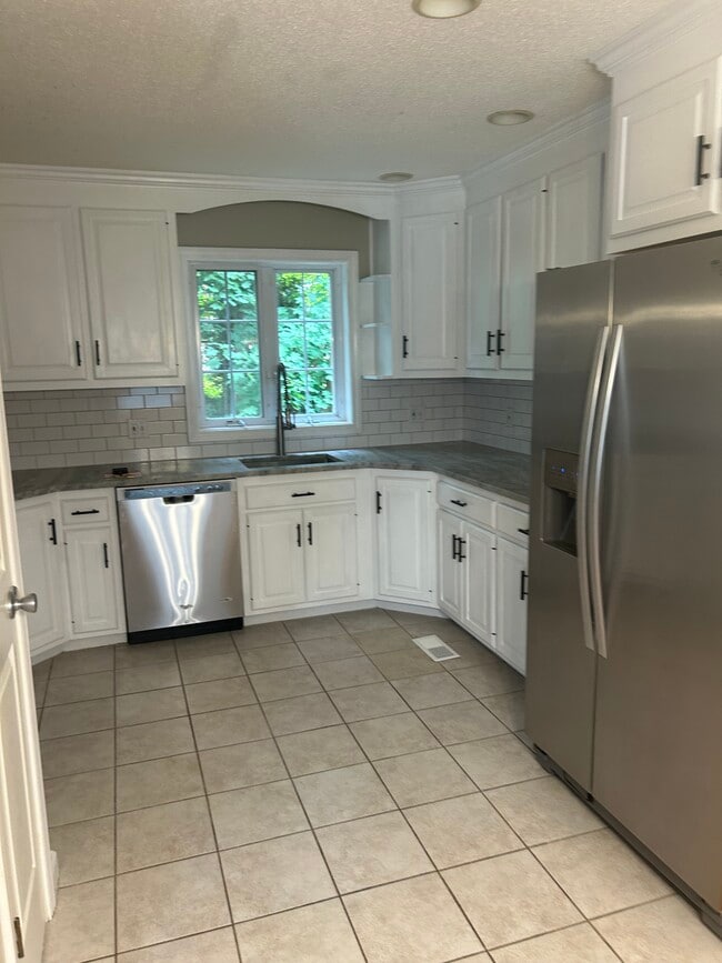 49 Woodland St, Unit p in Manchester, CT - Building Photo - Building Photo