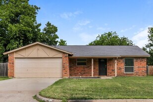 808 Judith St in Burleson, TX - Building Photo
