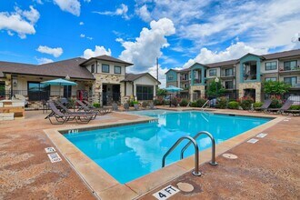 Blanco River Lodge in San Marcos, TX - Foto de edificio - Building Photo