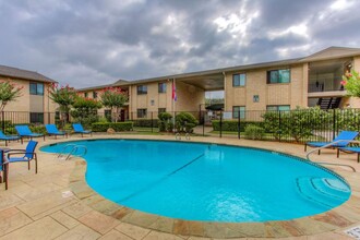 Valley Creek Apartments in Hurst, TX - Foto de edificio - Building Photo