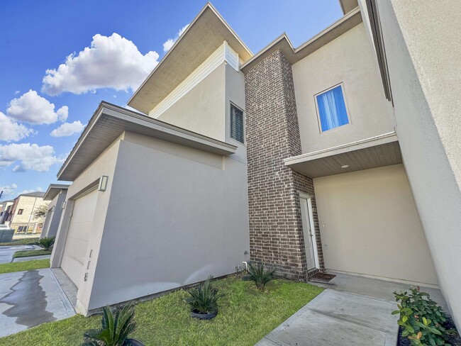 10902 International Blvd in Laredo, TX - Building Photo - Building Photo