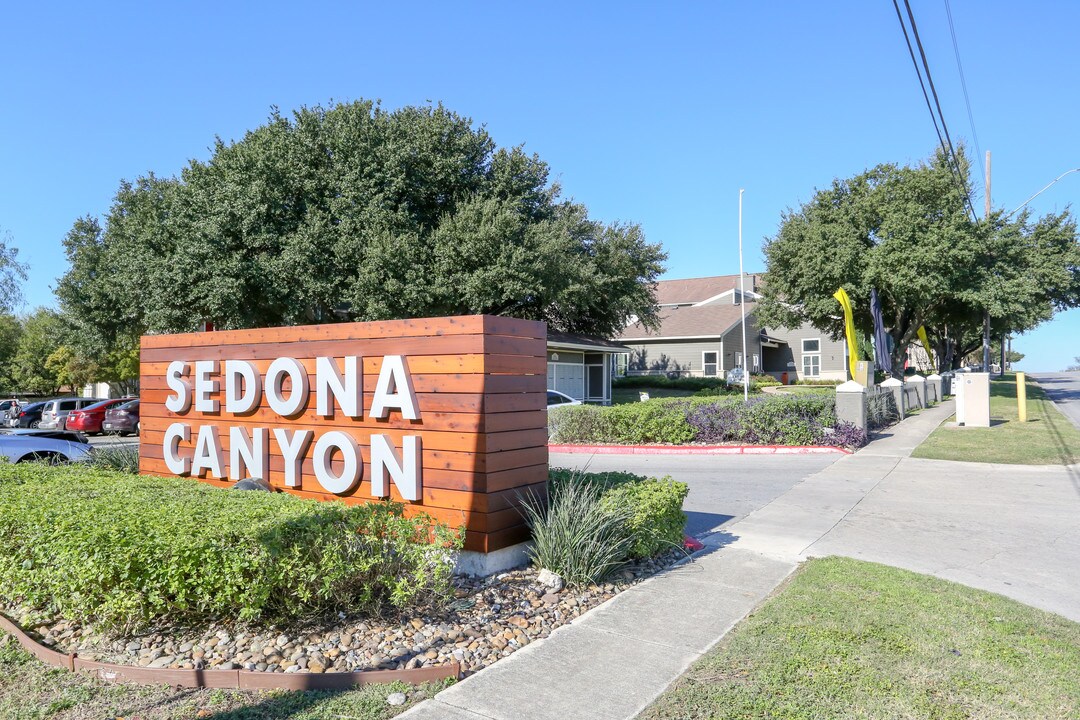 Sedona Canyon in San Antonio, TX - Foto de edificio