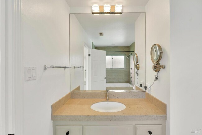 945 Hunt Ave in St Helena, CA - Building Photo - Building Photo