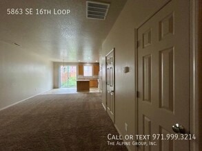 5863 SE 16th Loop in Gresham, OR - Building Photo - Building Photo
