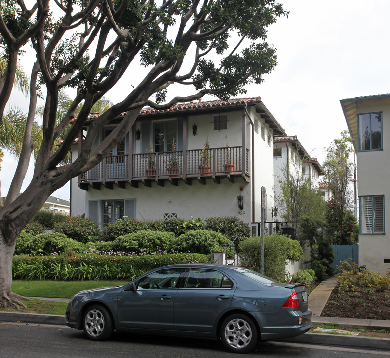 The Tusquellas at 923 20th Street in Santa Monica, CA - Building Photo