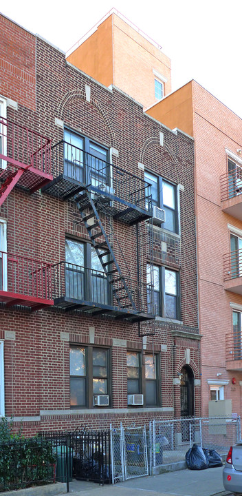 2519 34th St in Astoria, NY - Foto de edificio